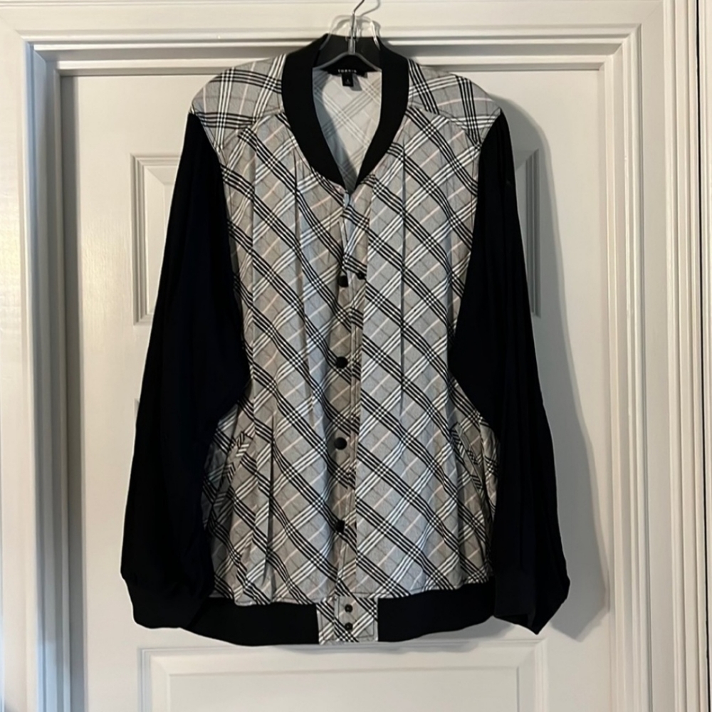 Torrid black and white bomber jacket 4x (24/26)